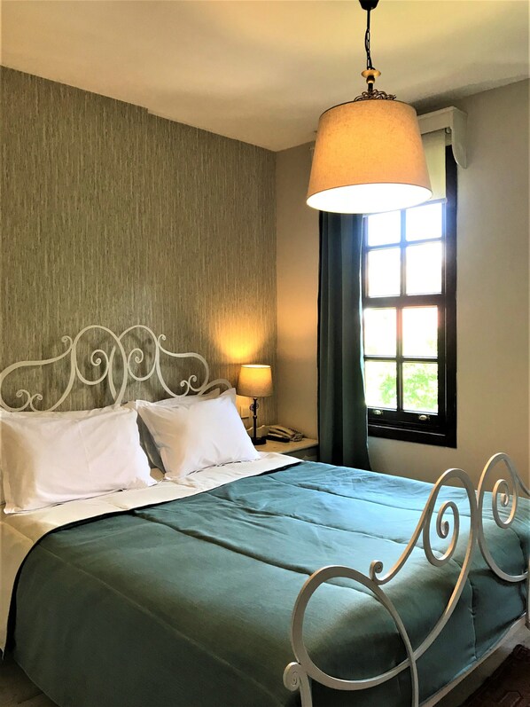 Deluxe Double Room, 1 Queen Bed, Non Smoking, Courtyard View