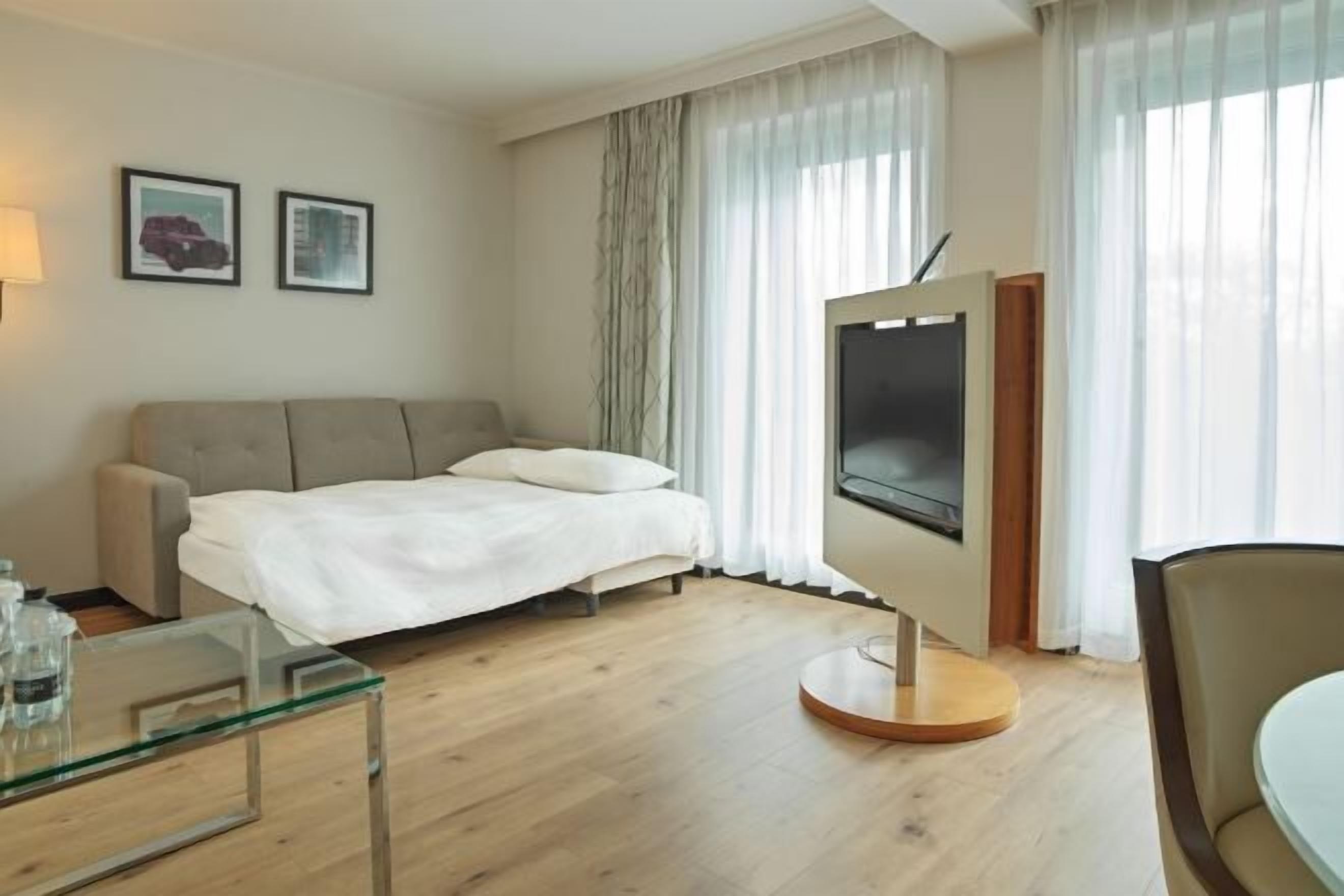 Minibar, caja de seguridad en la habitación y escritorio 