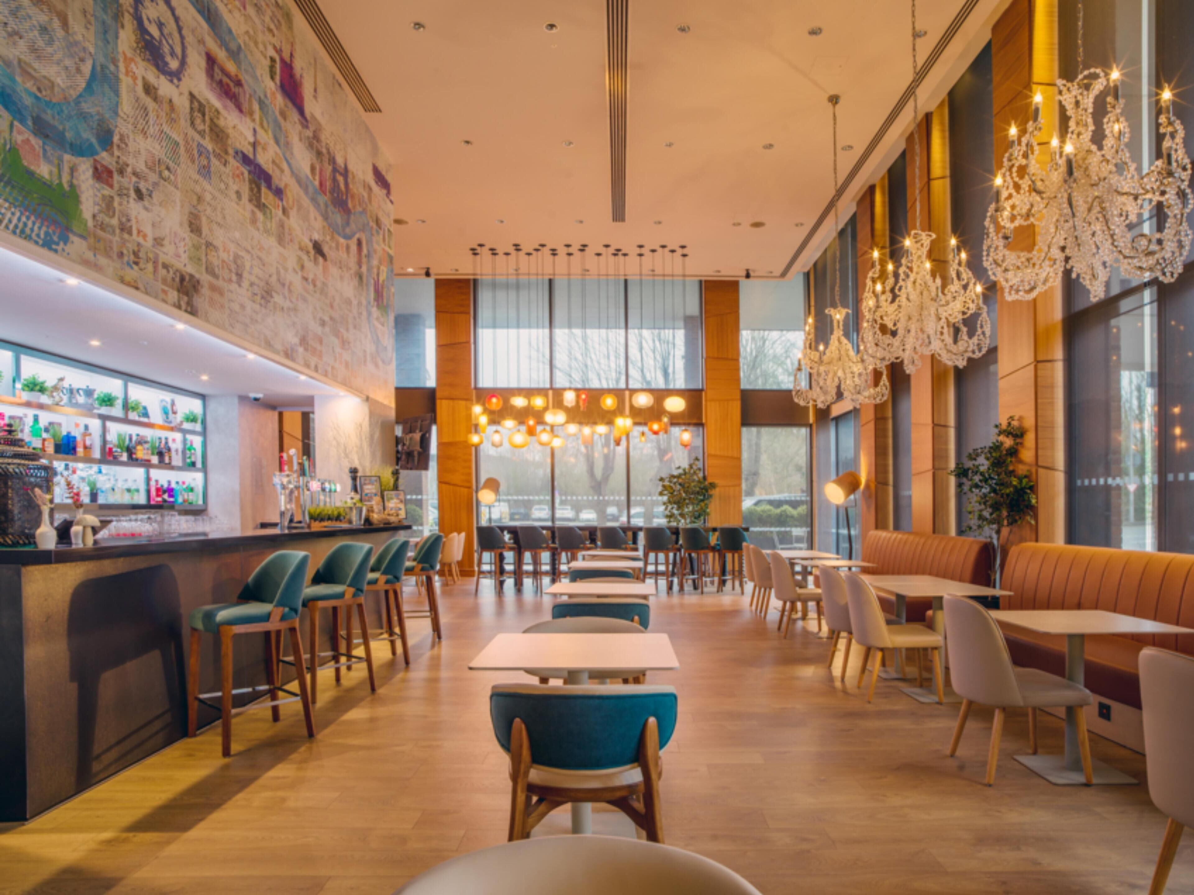 2 bars/lounges