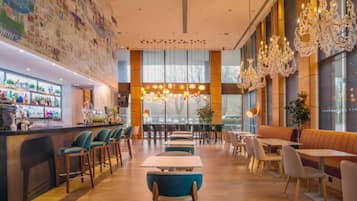 2 bars/lounges