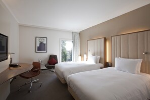 Værelse med 2 enkeltsenge | Minibar, pengeskab på værelset, skrivebord