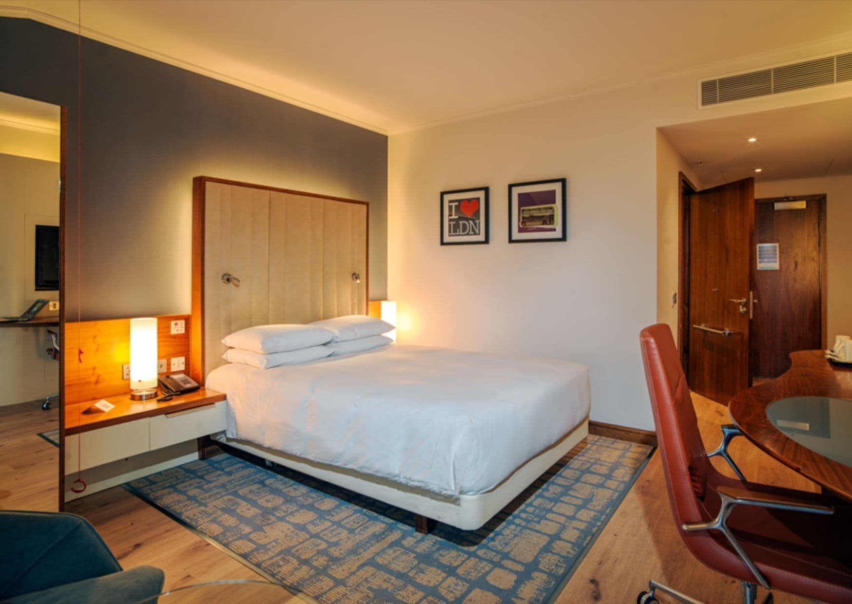 Room, 1 Queen Bed, Accessible | Minibar, in-room safe, desk, laptop workspace