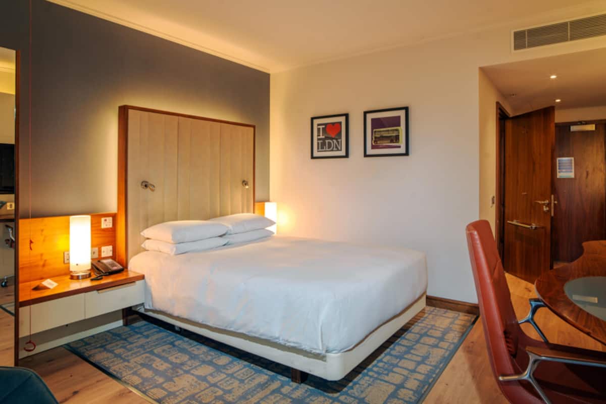 Minibar, pengeskab på værelset, skrivebord