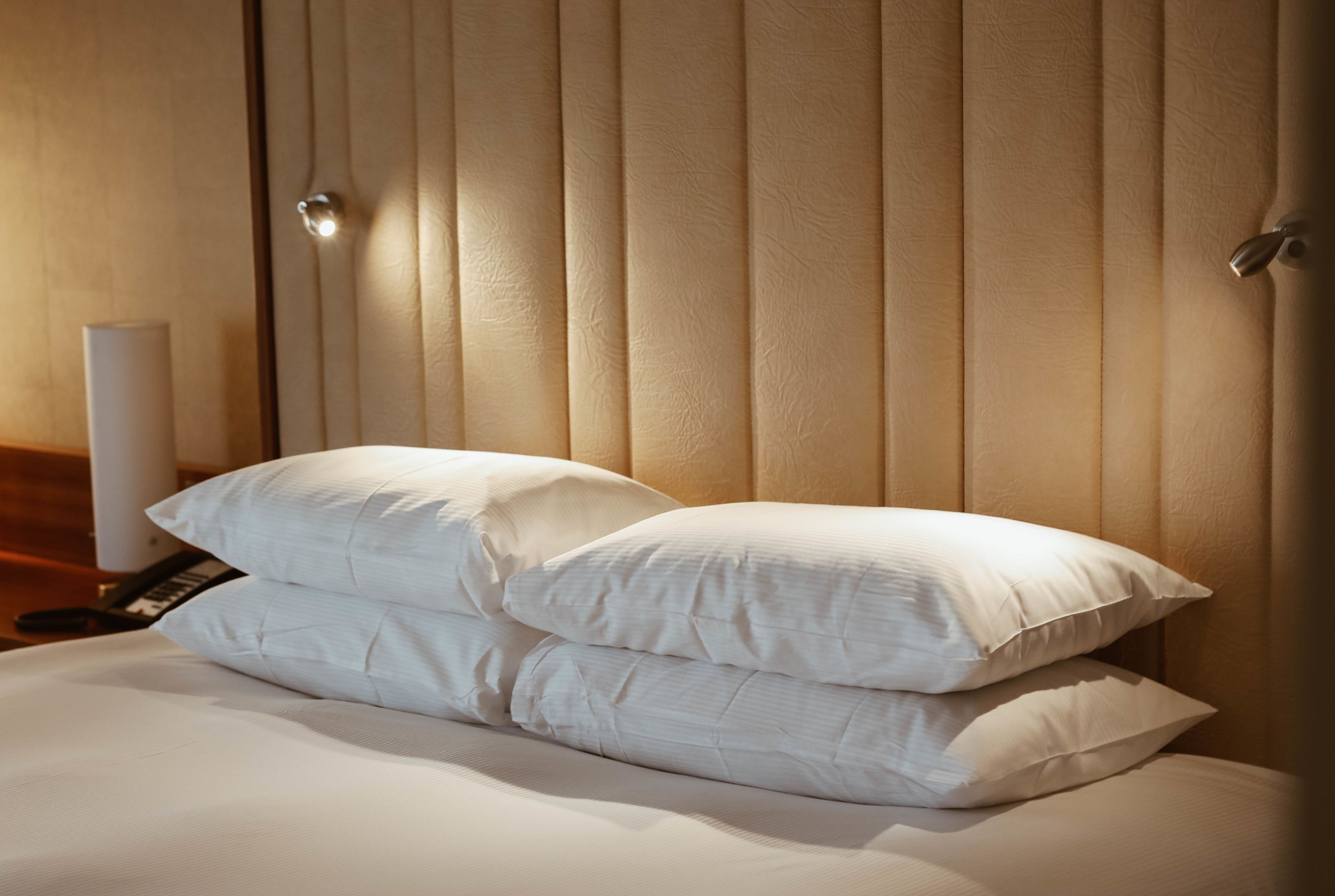 Minibar, pengeskab på værelset, skrivebord