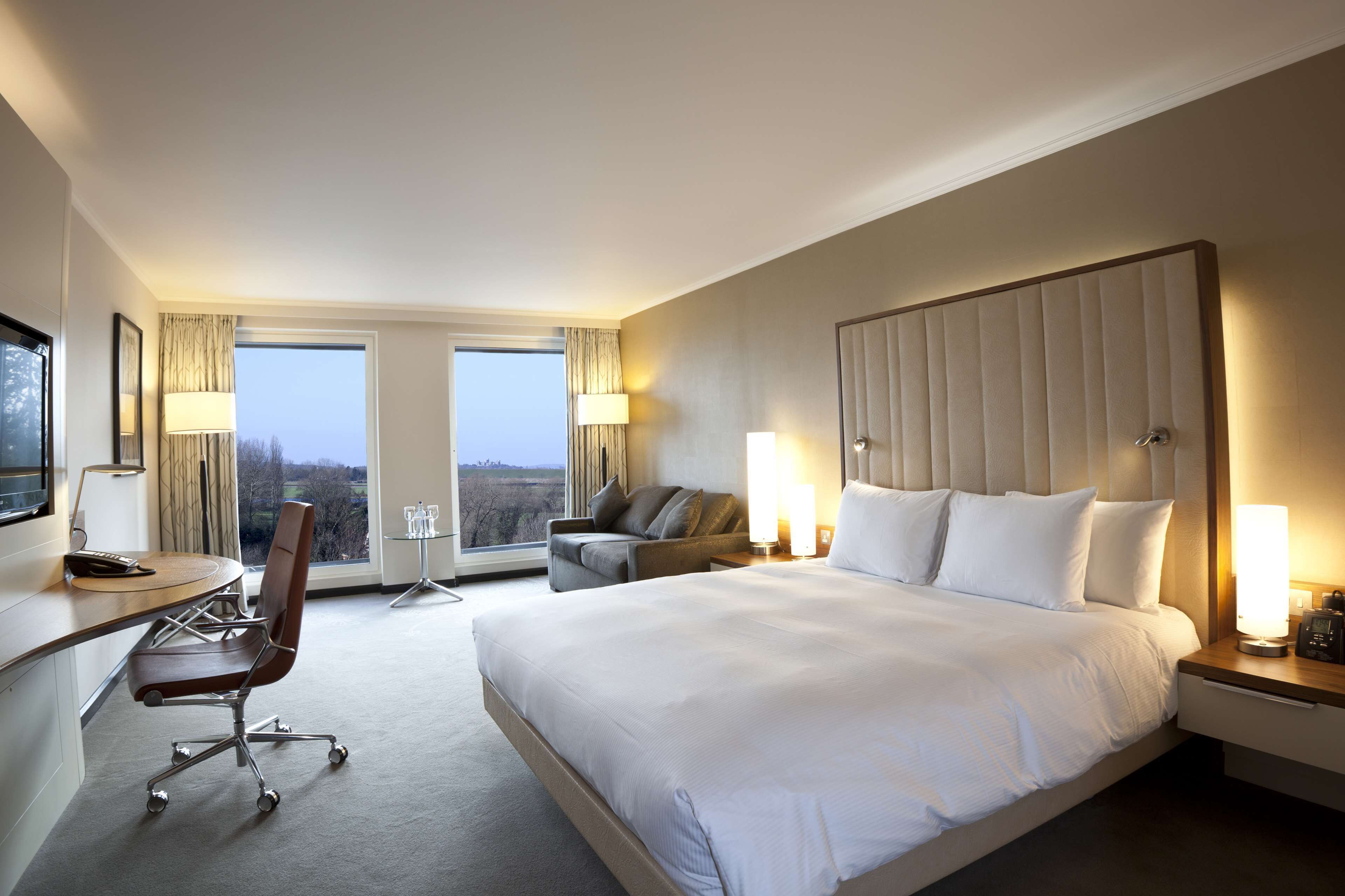 Family Room, 1 King Bed | Minibar, in-room safe, desk, laptop workspace