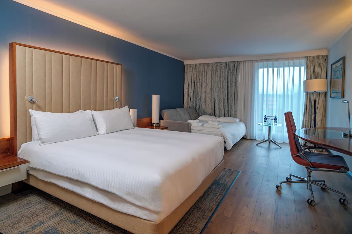 Perhehuone, 1 suuri parisänky | Minibaari, tallelokero huoneessa, työpöytä