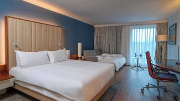 Family Room, 1 King Bed | Minibar, in-room safe, desk, laptop workspace