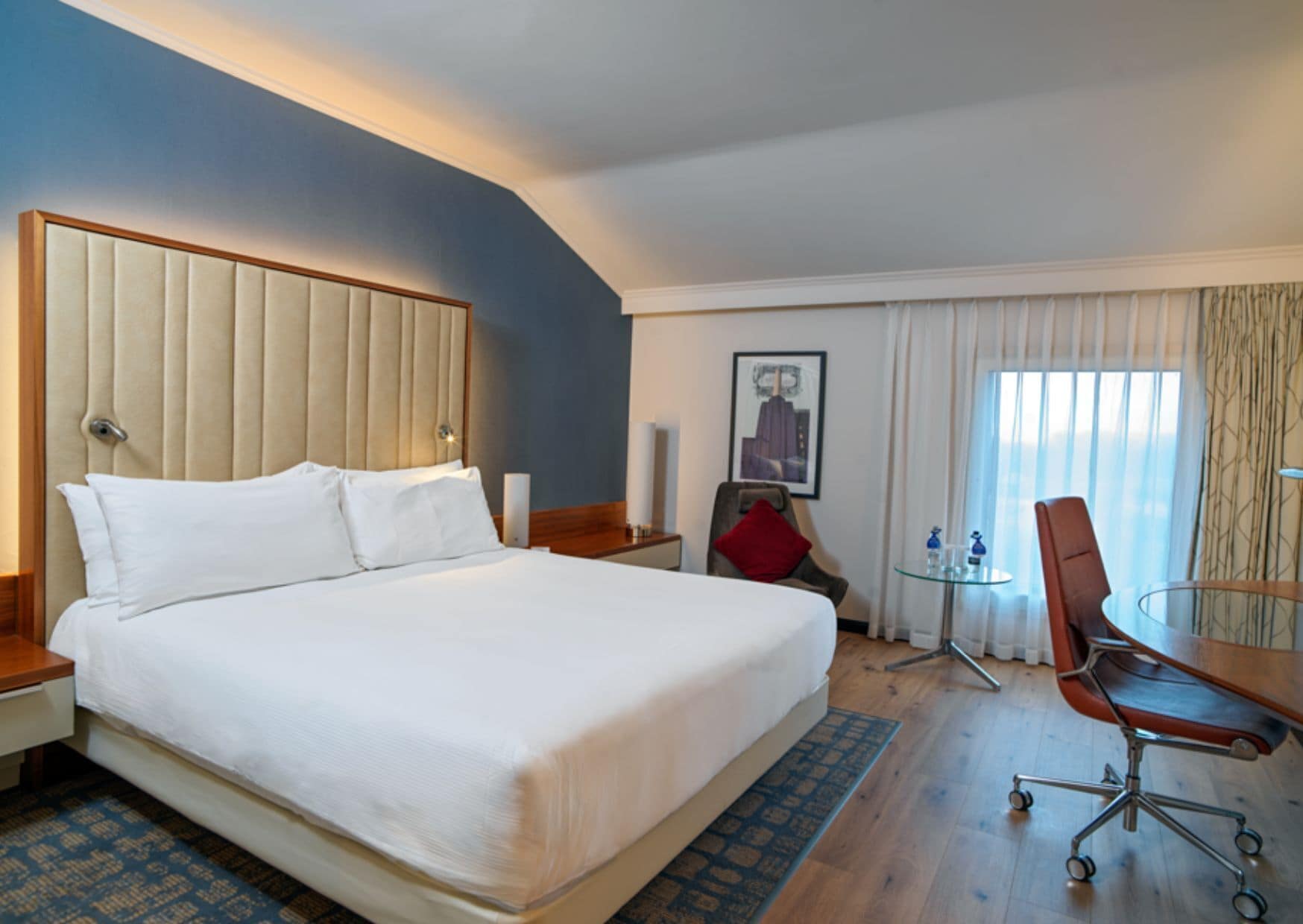 Executive Room, 1 King Bed, Club Lounge Access | Minibar, in-room safe, desk, laptop workspace
