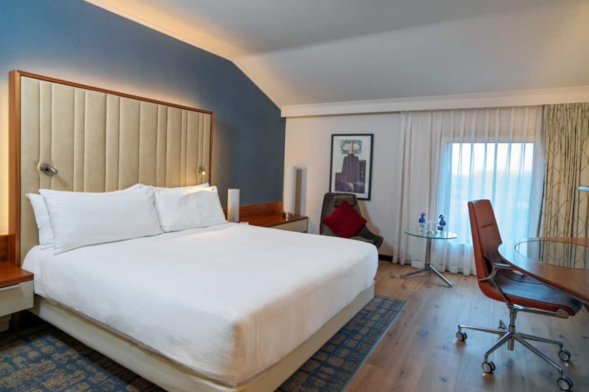Executive Room, 1 King Bed, Club Lounge Access | Minibar, in-room safe, desk, laptop workspace