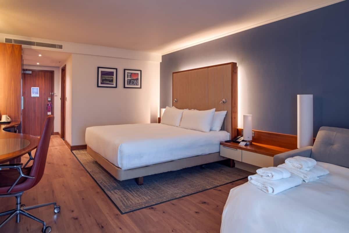 Family Room, 1 King Bed | Minibar, in-room safe, desk, laptop workspace