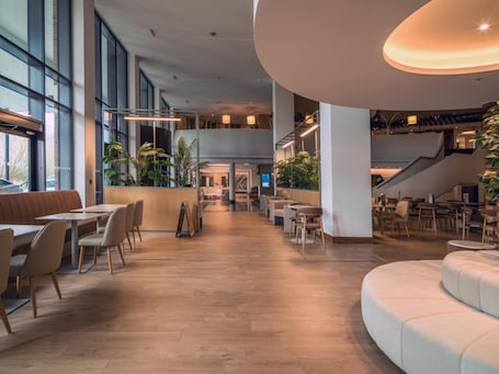 Lobby. Hilton London Heathrow Airport Terminal 5 Hotel Conference Centre