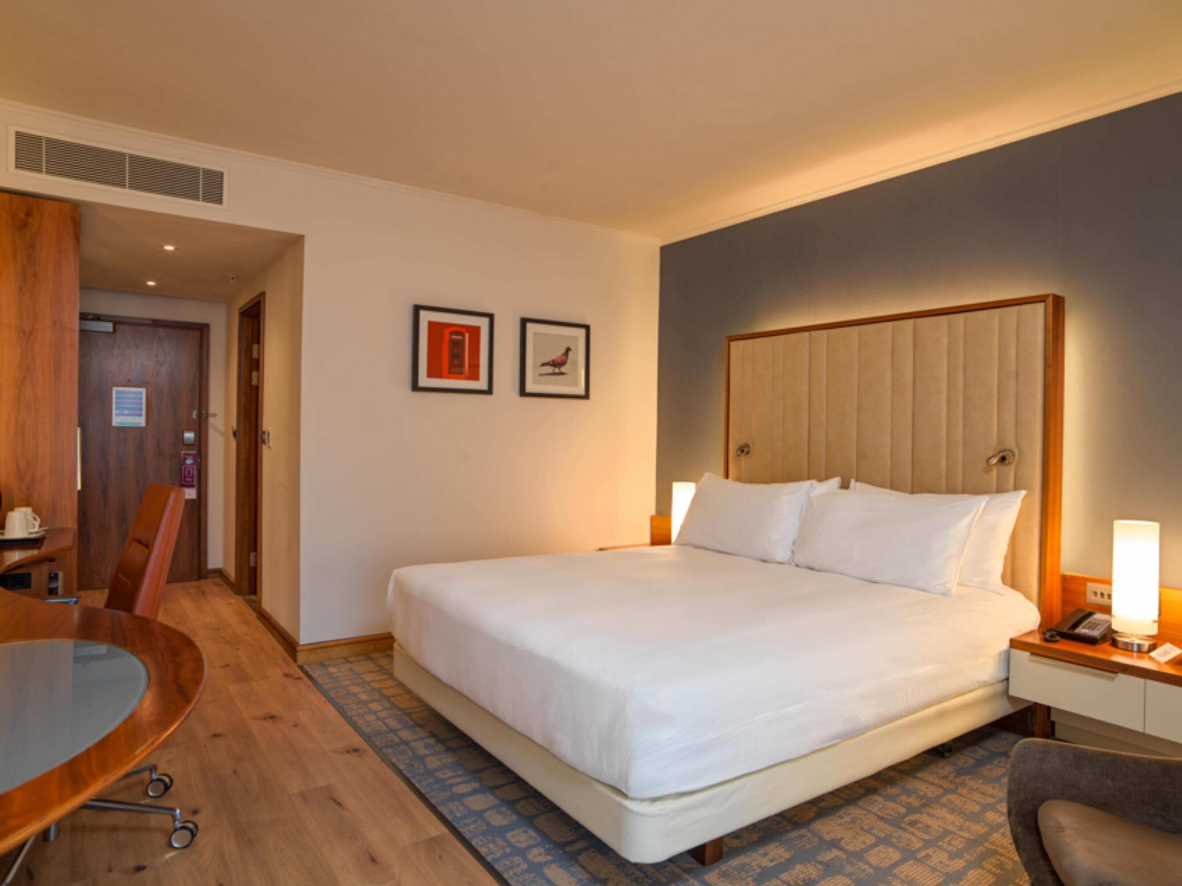 Minibar, pengeskab på værelset, skrivebord