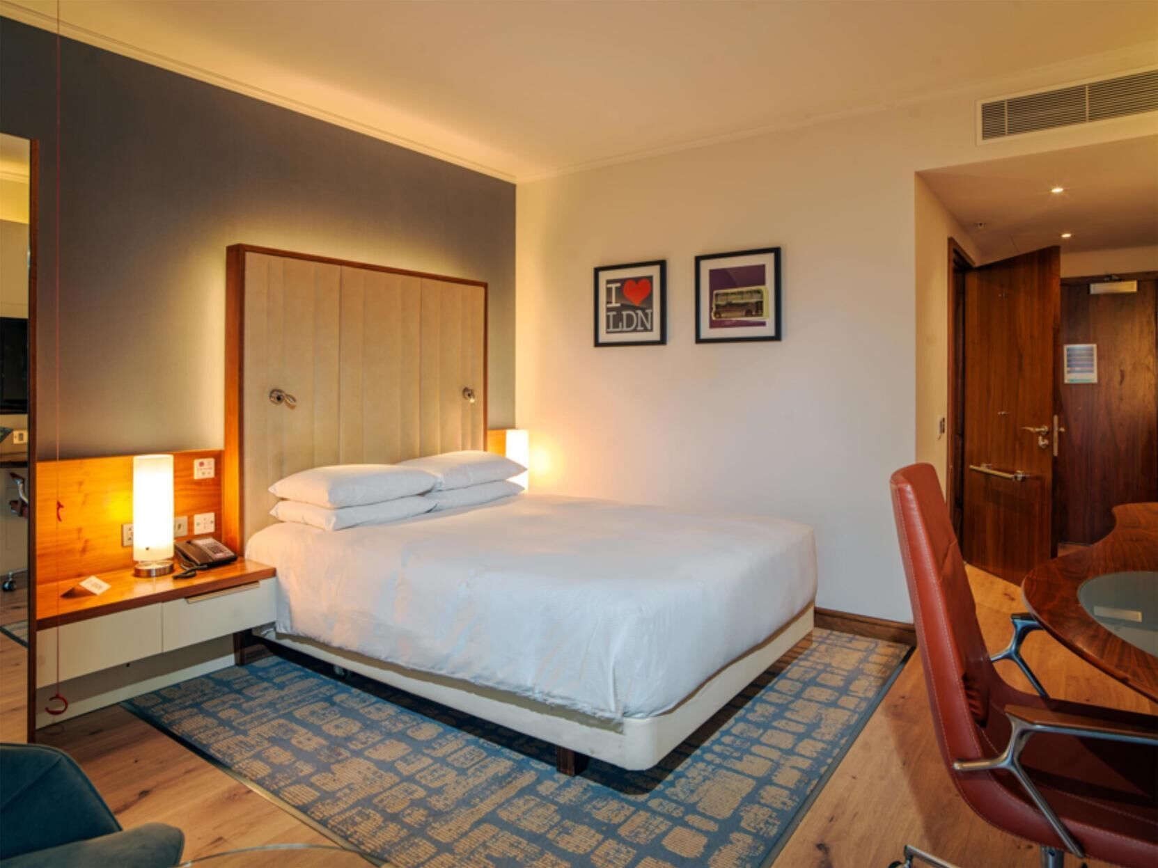 Minibar, coffre-fort, bureau