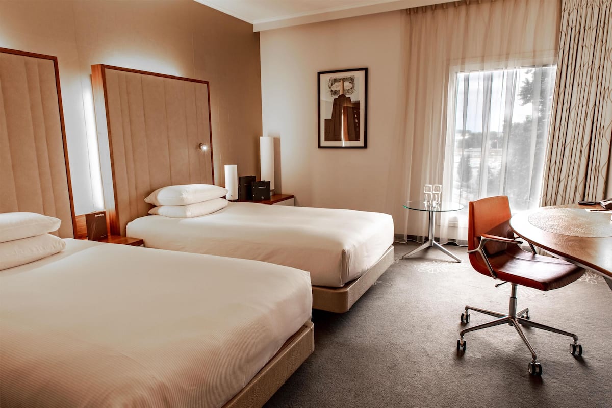 Minibar, pengeskab på værelset, skrivebord