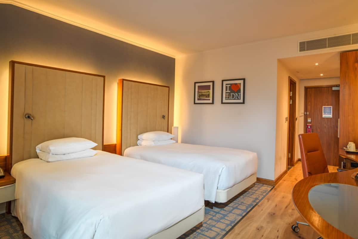 Twin Room | Minibar, in-room safe, desk, laptop workspace