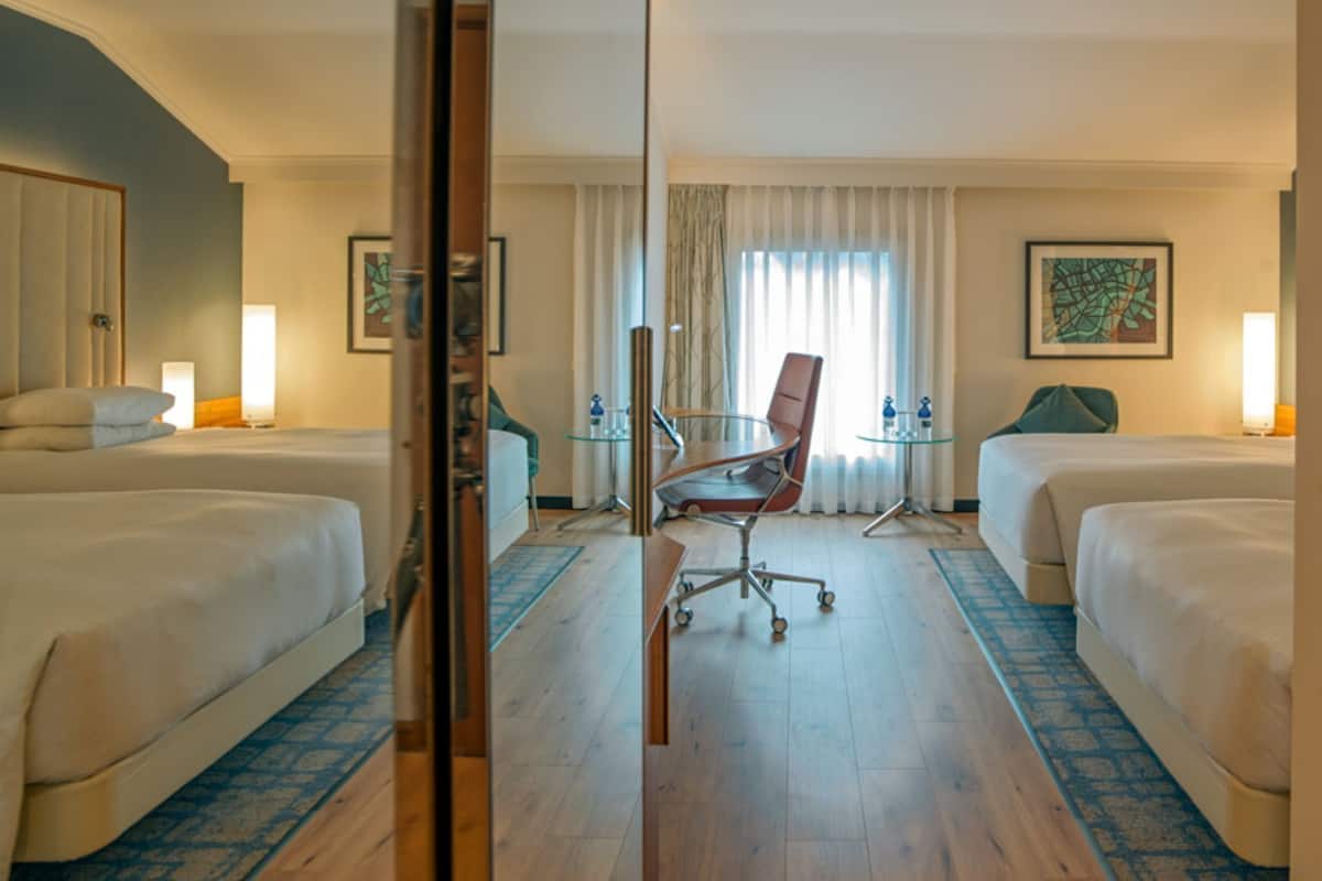 Executive Room, 2 Twin Beds, Club Lounge Access | Minibar, in-room safe, desk, laptop workspace