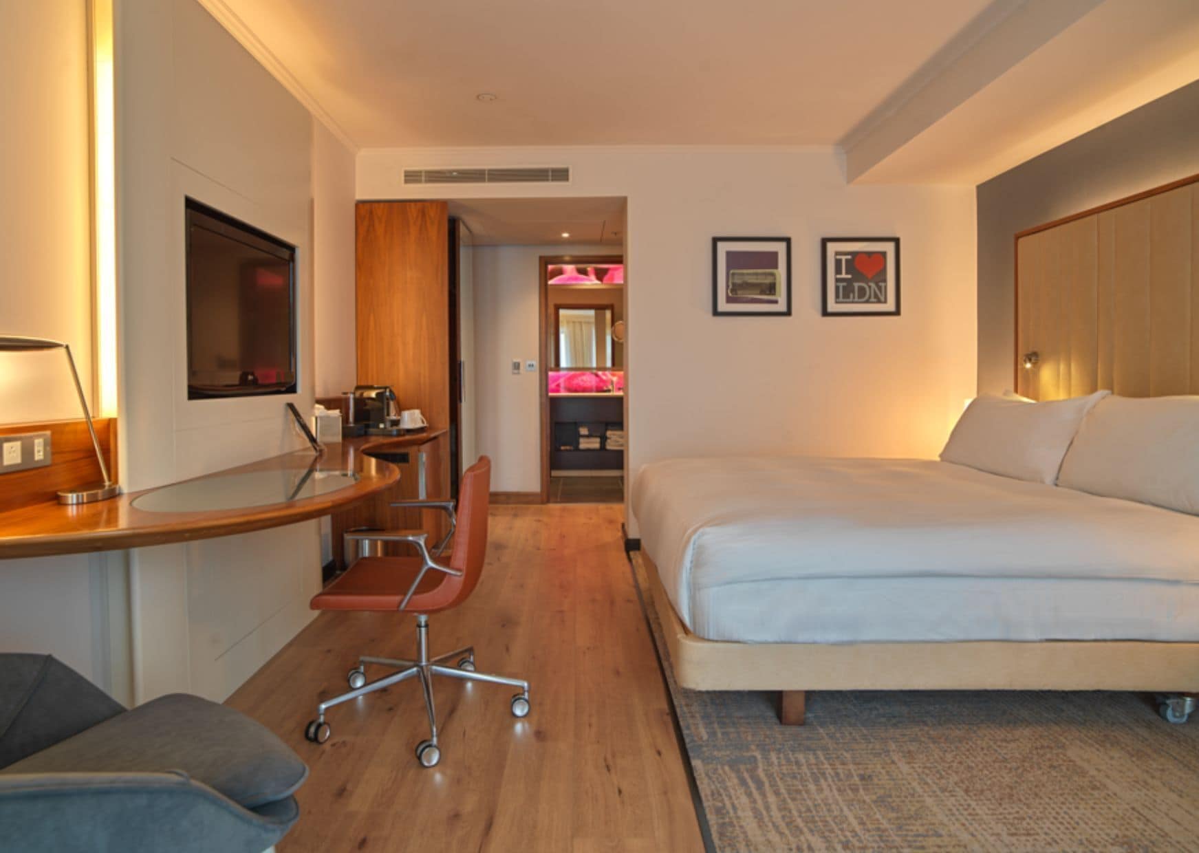 Room, 1 King Bed | Minibar, in-room safe, desk, laptop workspace