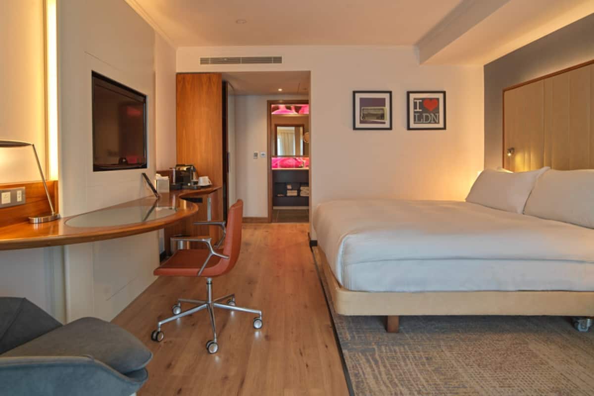 Room, 1 King Bed | Minibar, in-room safe, desk, laptop workspace