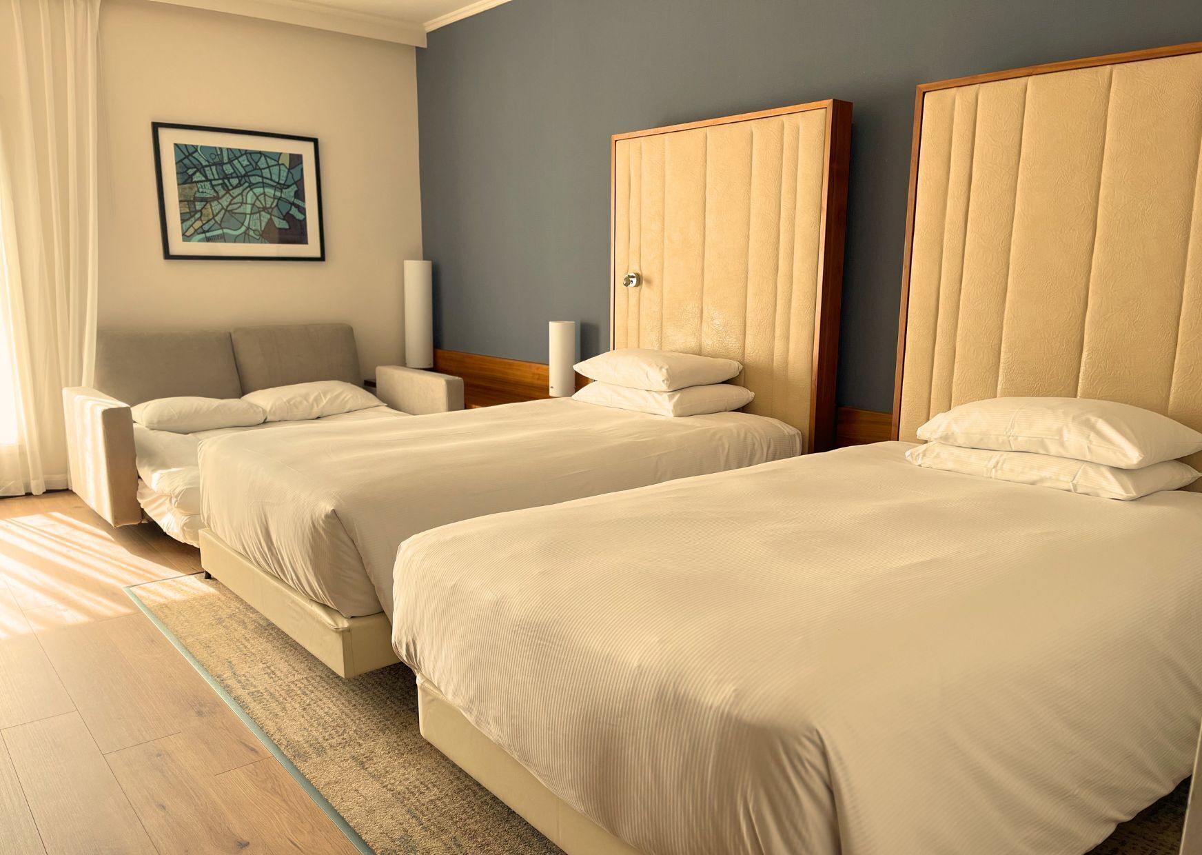 Minibaari, tallelokero huoneessa, työpöytä