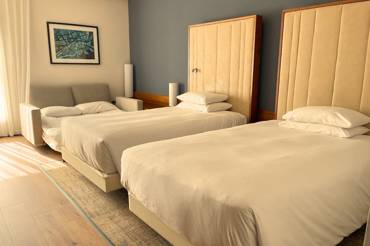 Minibaari, tallelokero huoneessa, työpöytä