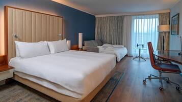 Family Room, 1 King Bed | Minibar, in-room safe, desk, laptop workspace