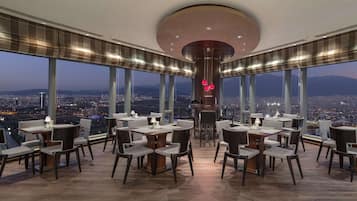 2 restaurants; breakfast, lunch, dinner and brunch served