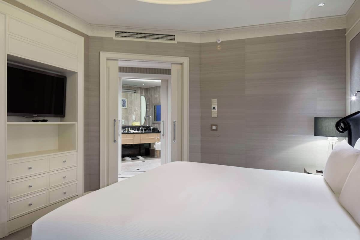 Hoeksuite, 1 slaapkamer | 1 slaapkamer, luxe beddengoed, een kluis op de kamer, een bureau