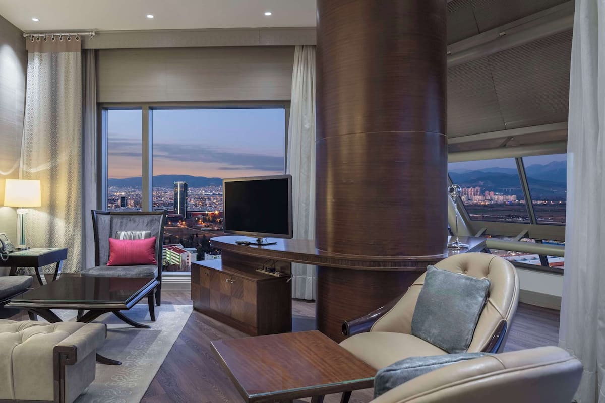 Executive suite, 1 kingsize bed, toegang tot de clublounge | Woonruimte | Een 40-inch lcd-televisie met satellietzenders en een televisie
