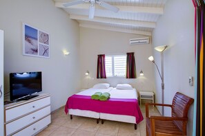 خزنة داخل الغرفة وتجهيزات عازلة للصوت ومكواة/لوح كي وواي فاي مجانًا