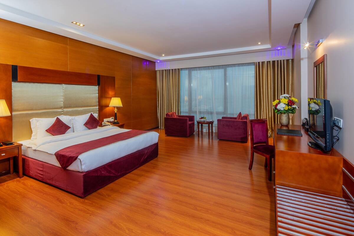 ميني بار وخزنة داخل الغرفة ومكتب ومكواة/لوح كي