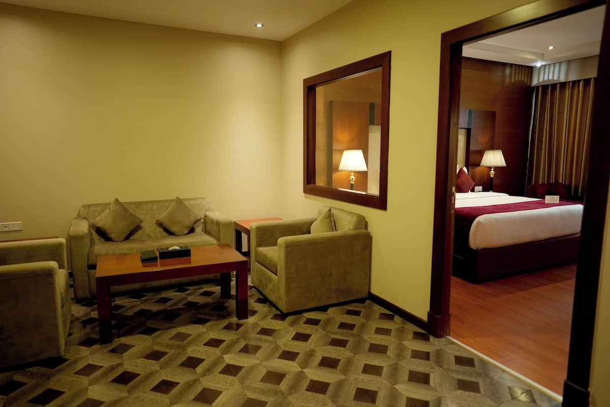 Phòng Suite Deluxe, 1 giường cỡ king | 1 phòng ngủ, minibar, két bảo mật tại phòng, bàn