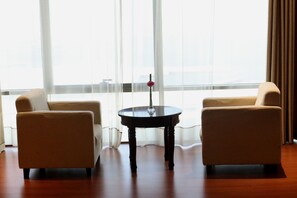 Minibar, caja de seguridad en la habitación y escritorio