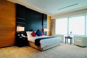 Minibar, in-room safe, desk, iron/ironing board