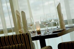 5 restaurants, breakfast, lunch served; international cuisine