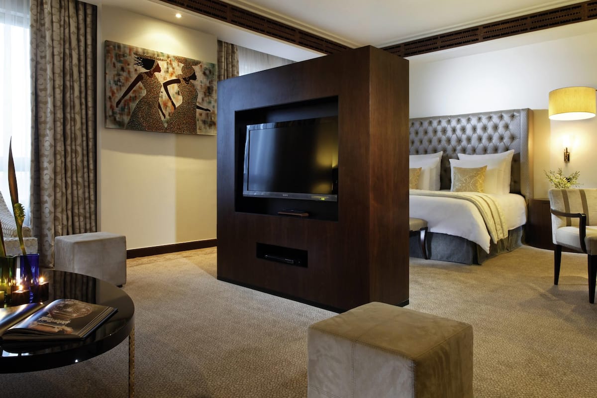 Sviitti (Ambassador) | Ylelliset vuodevaatteet, minibaari, tallelokero huoneessa