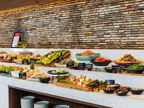 Petit déjeuner, déjeuner et dîner servis sur place, vue sur la piscine