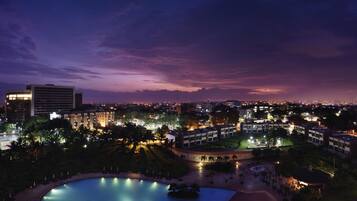 Suite ejecutiva, 1 cama de matrimonio grande, vistas a la piscina | Ropa de cama de alta calidad, minibar, caja fuerte