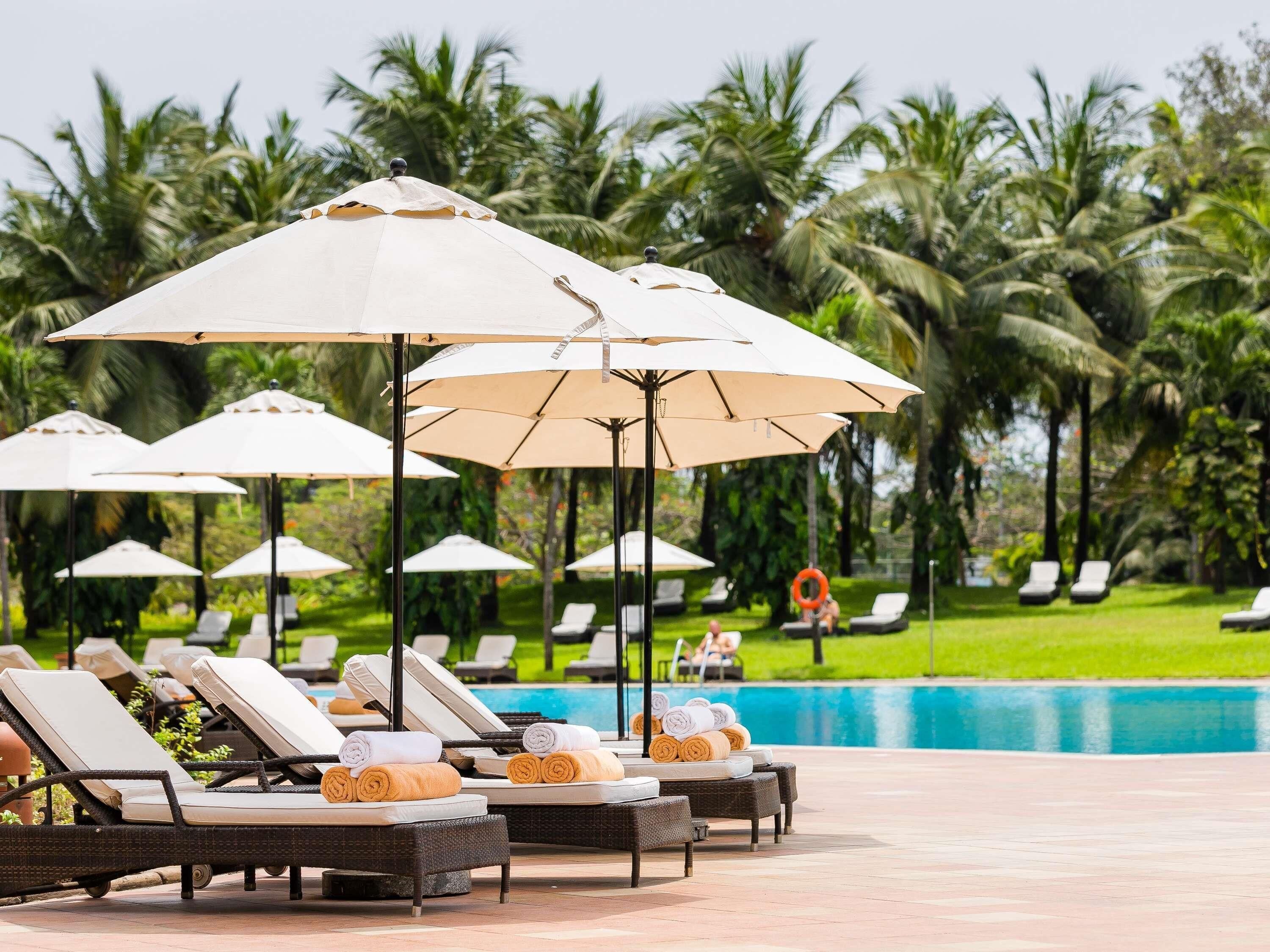 屋外プール、営業時間 6:30 ～ 19:00、サンラウンジャー