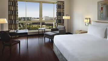 Deluxe Room, 1 King Bed | Premium bedding, minibar, in-room safe, individually furnished