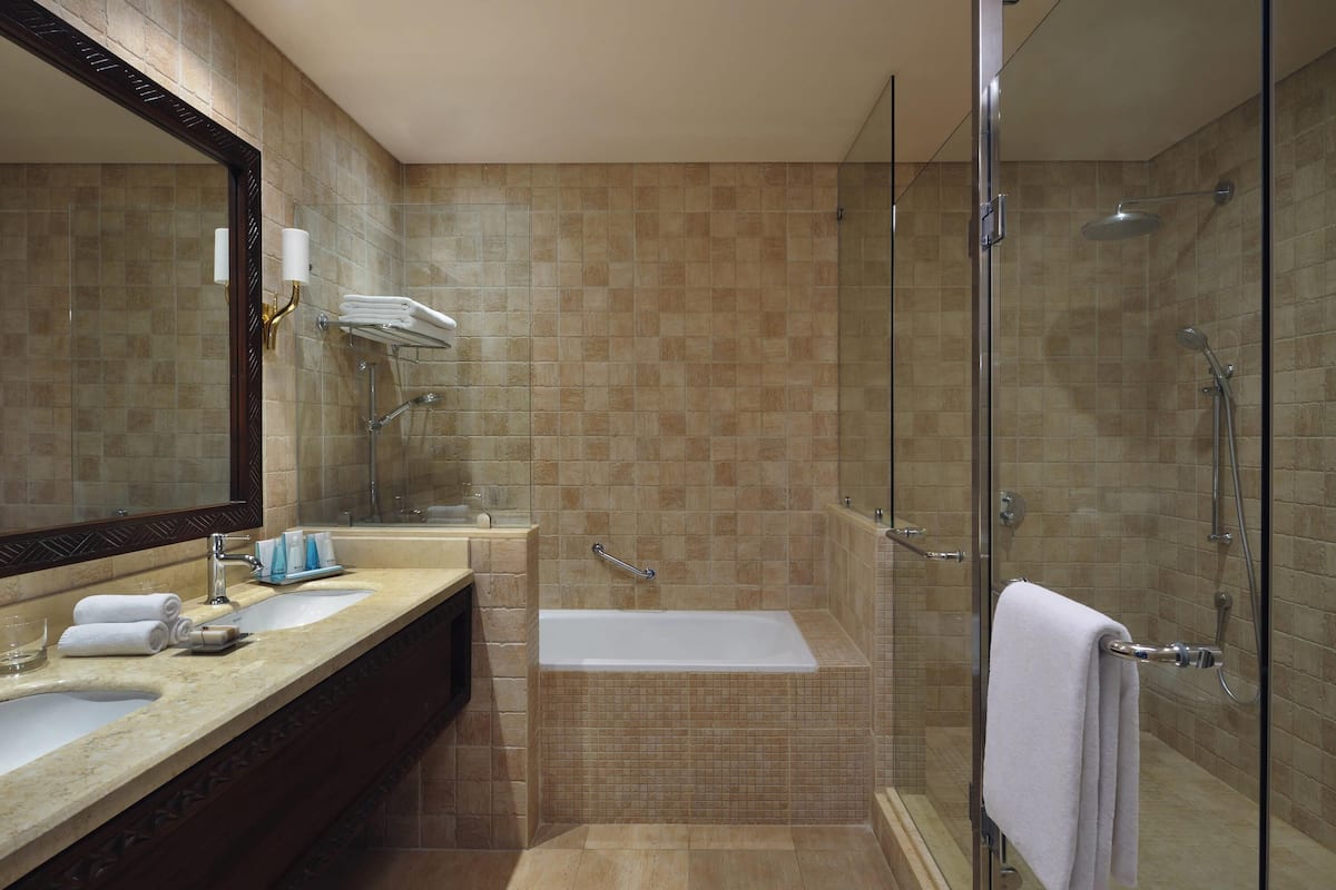 Deluxe Suite, 1 King Bed, Pool View