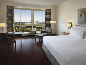 Quarto luxo, 1 cama King | Roupas de cama premium, frigobar, cofres nos quartos