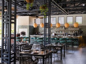 Déjeuner, dîner, souper et brunch servis sur place