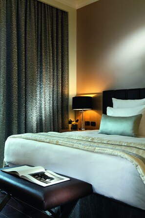 Premium bedding, minibar, in-room safe, individually furnished - Mövenpick Ambassador Hotel Accra (Accra)
