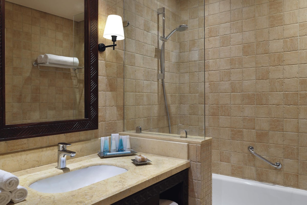 1 bedroom, premium bedding, minibar, in-room safe