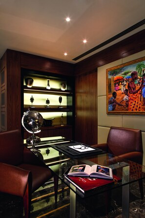 Presidential Suite | Living room | 46-inch LCD TV with premium TV channels, TV - Mövenpick Ambassador Hotel Accra (Accra)
