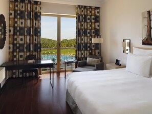 行政客房, 1 张特大床 | 高档床上用品、迷你吧、客房内保险箱、特色家居