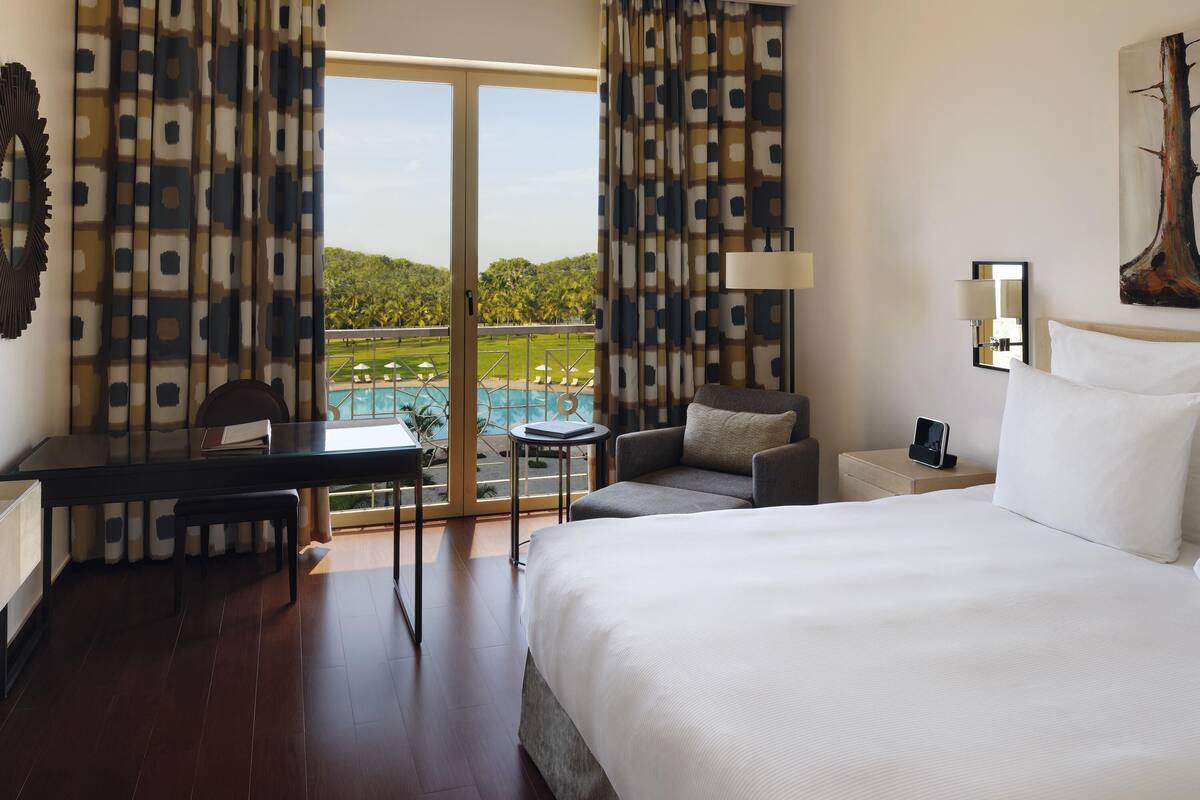 executive room, 1 king bed | 1 bedroom, premium bedding, minibar, in-room safe