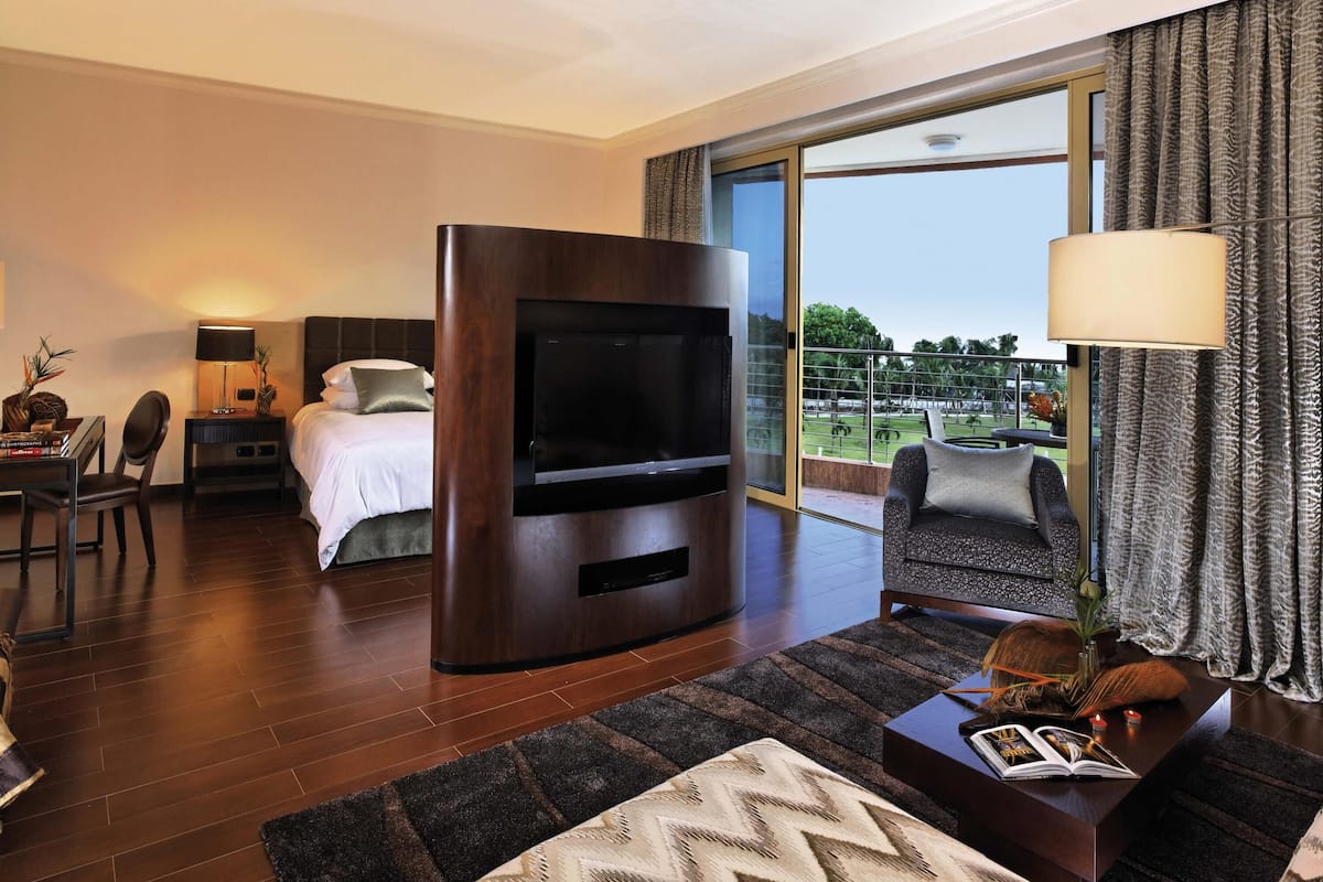 Deluxe-Suite, 1 King-Bett, Poolblick | Hochwertige Bettwaren, Minibar, Zimmersafe, Schreibtisch