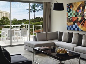 高档床上用品、迷你吧、客房内保险箱、特色家居