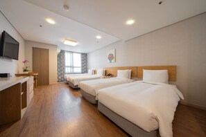 Kamar Deluks, Beberapa Tempat Tidur, Bebas Asap Rokok | Brankas, meja kerja, setrika/meja setrika, dan Wi-Fi gratis
